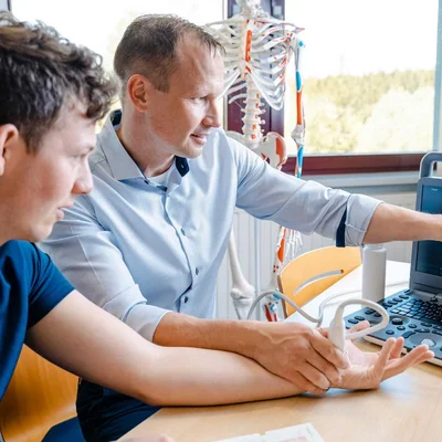 Dozent und Schüler im Dualen Studium Physiotherapie an der Johannesbad Medfachschule in Bad Elster
