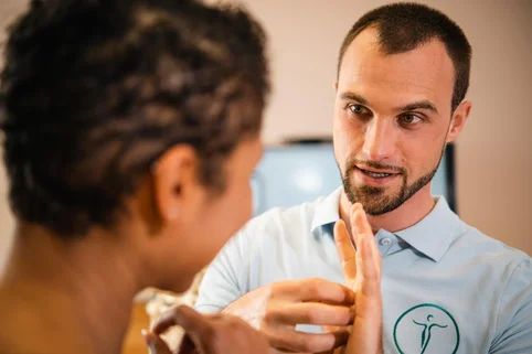 Physiotherapie-Dozent erklärt die Anatomie der Hand. Physiotherapie-Dozent erklärt die Anatomie der Hand.