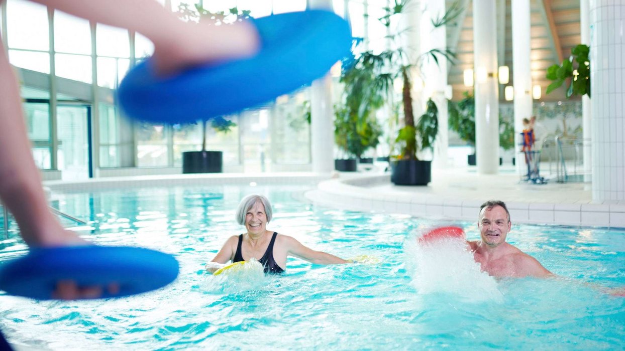 Frau und Mann beim Aqua Fitness Kurs im Johannesbad