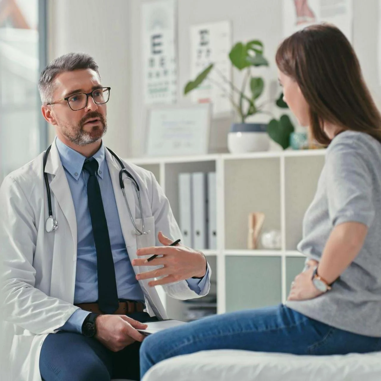 Arzt im Gespräch mit Patientin