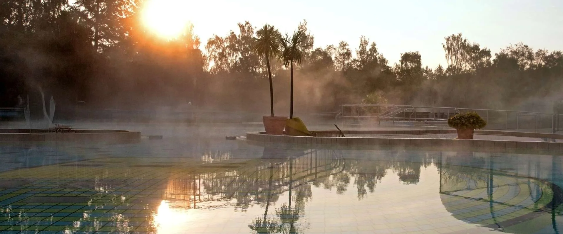 Außenbecken der Johannesbad Therme in Bad Füssing im Sonnenaufgang