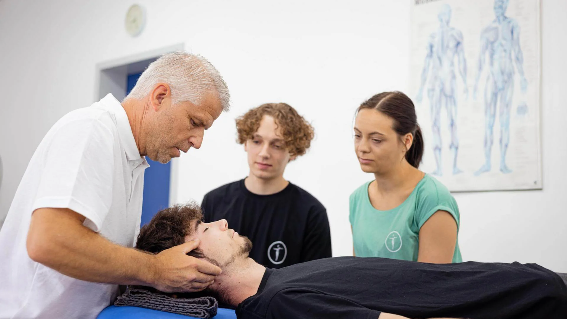 Dozent und Schüler der Johannesbad Medfachschule in Bad Elster