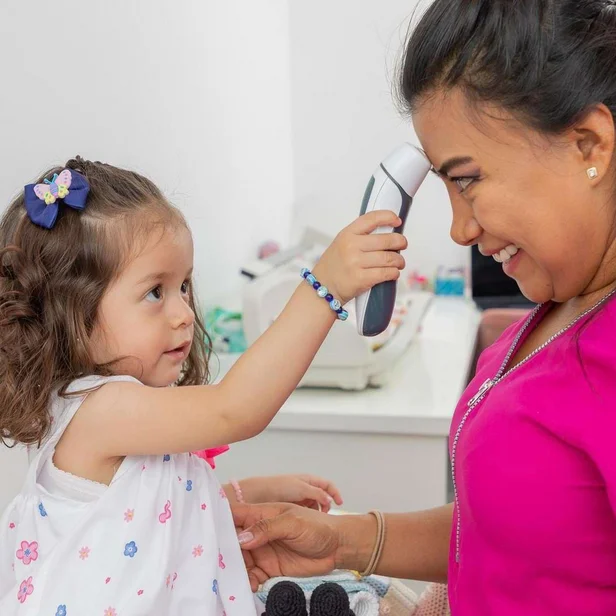 Kleinkind misst Fieber bei einer Kinderpflegerin. Kleinkind misst Fieber bei einer Kinderpflegerin.