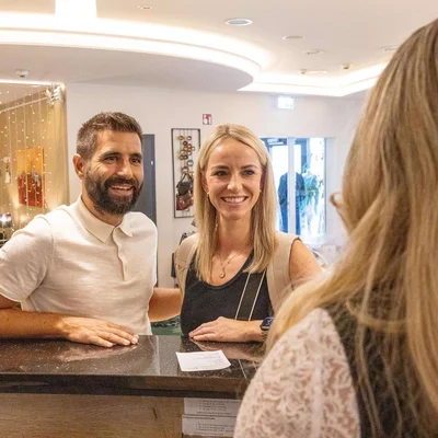 Gäste der Johannesbad Hotels an der Rezeption