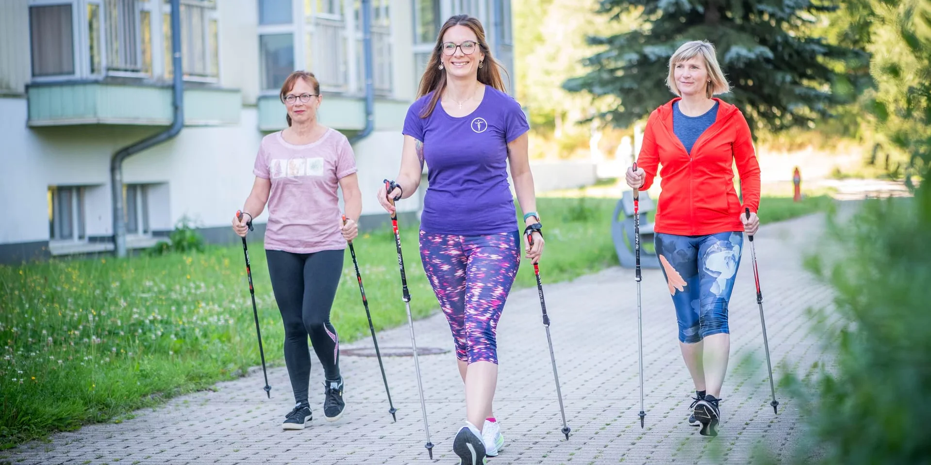Dozentin und Teilnehmerinnen eines Nordic Walking Kurses in der Johannesbad Fachklinik Raupennest Dozentin und Teilnehmerinnen eines Nordic Walking Kurses in der Johannesbad Fachklinik Raupennest