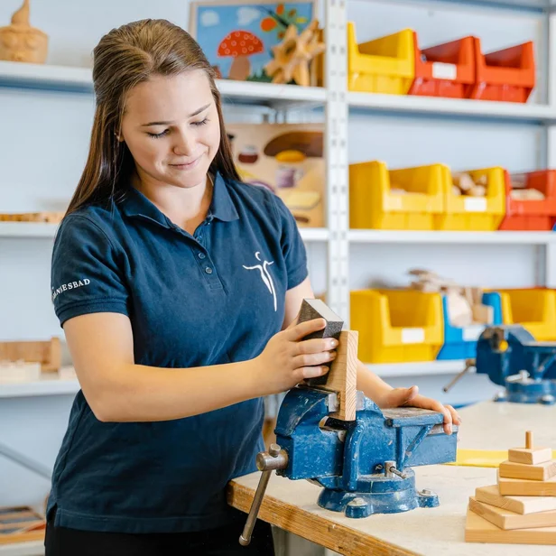 Ergotherapie-Schülerin arbeitet mit Holz in der Ausbildung. Ergotherapie-Schülerin arbeitet mit Holz in der Ausbildung.