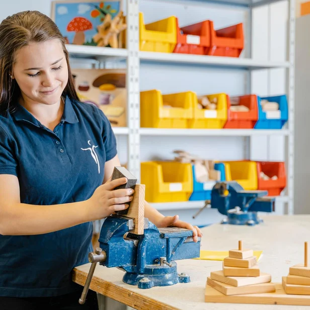 Ergotherapie-Schülerin arbeitet mit Holz in der Ausbildung. Ergotherapie-Schülerin arbeitet mit Holz in der Ausbildung.