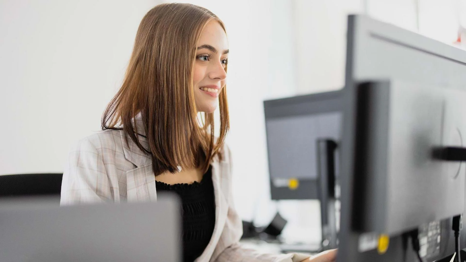 Auszubildende Fachinformatikerin für Systemintegration arbeitet am Computer., Bild öffnen
