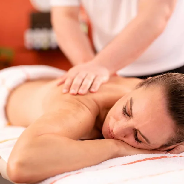 Frau genießt Rückenmassage in einem der Johannesbad Hotels in Bad Füssing Frau genießt Rückenmassage in einem der Johannesbad Hotels in Bad Füssing