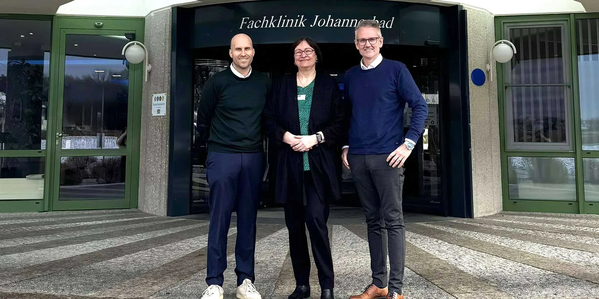 Führungskräfte der Fachklinik Johannesbad beim Stabwechsel in der psychosomatischen Abteilung vor dem Klinikgebäude