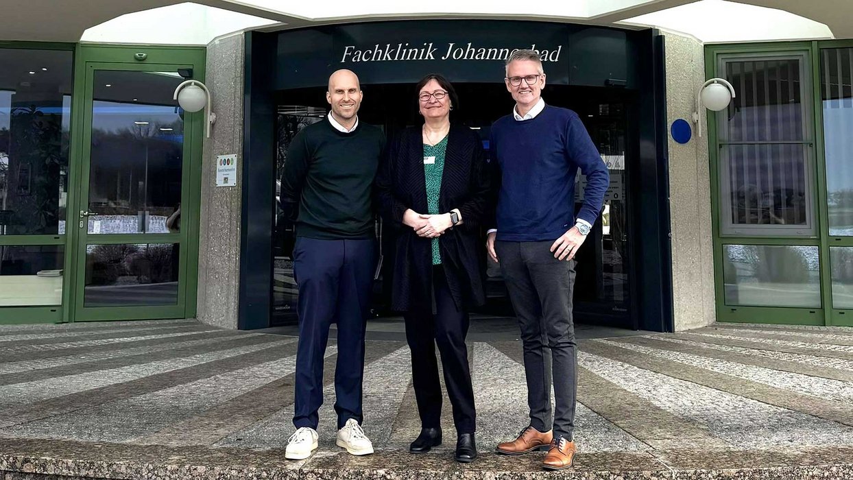 Führungskräfte der Fachklinik Johannesbad beim Stabwechsel in der psychosomatischen Abteilung vor dem Klinikgebäude
