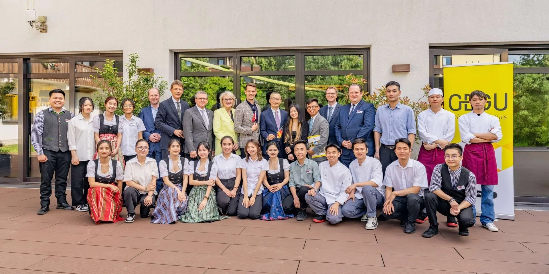 Gruppenbild vietnamesischer Delegation mit Mitarbeitern der Johannesbad Hotels und dem Vorstand Gruppenbild vietnamesischer Delegation mit Mitarbeitern der Johannesbad Hotels und dem Vorstand