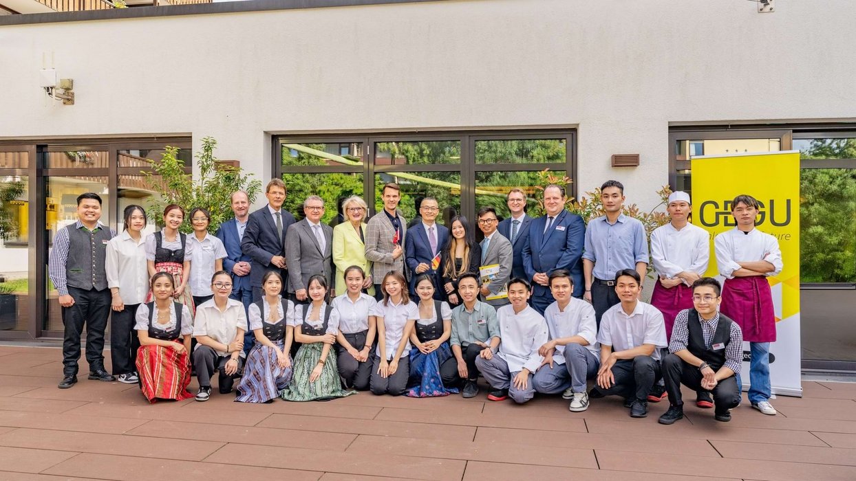 Gruppenbild vietnamesischer Delegation mit Mitarbeitern der Johannesbad Hotels und dem Vorstand