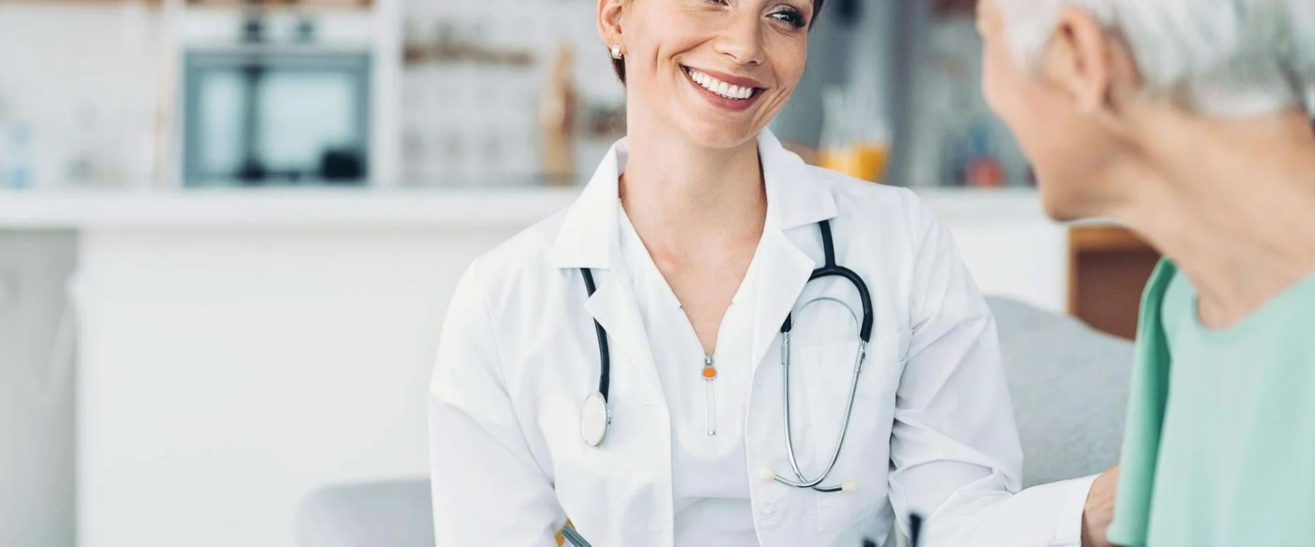 Ärztin im Gespräch mit einer Patientin