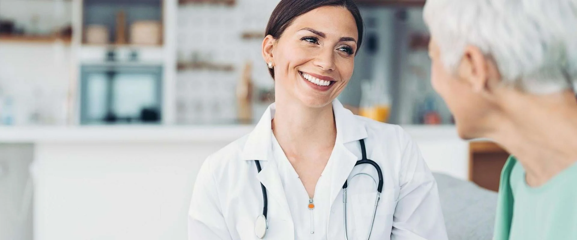 Ärztin im Gespräch mit einer Patientin
