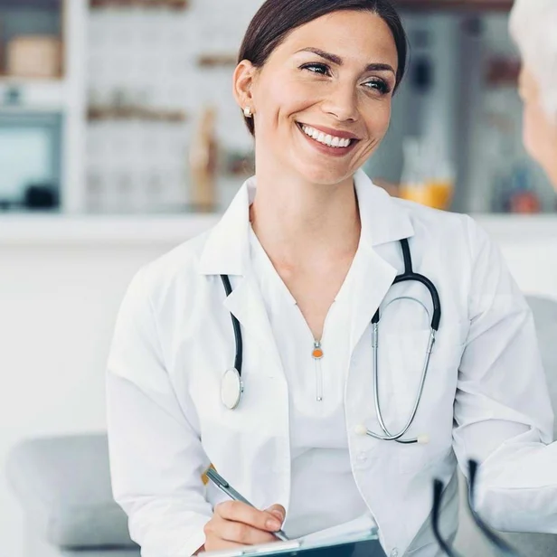 Ärztin im Gespräch mit einer Patientin Ärztin im Gespräch mit einer Patientin