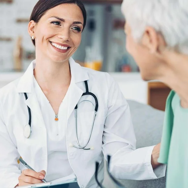 Ärztin im Gespräch mit einer Patientin