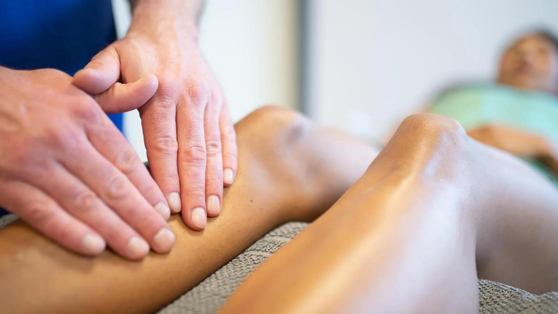 Nahaufnahme Lymphdrainage am Bein