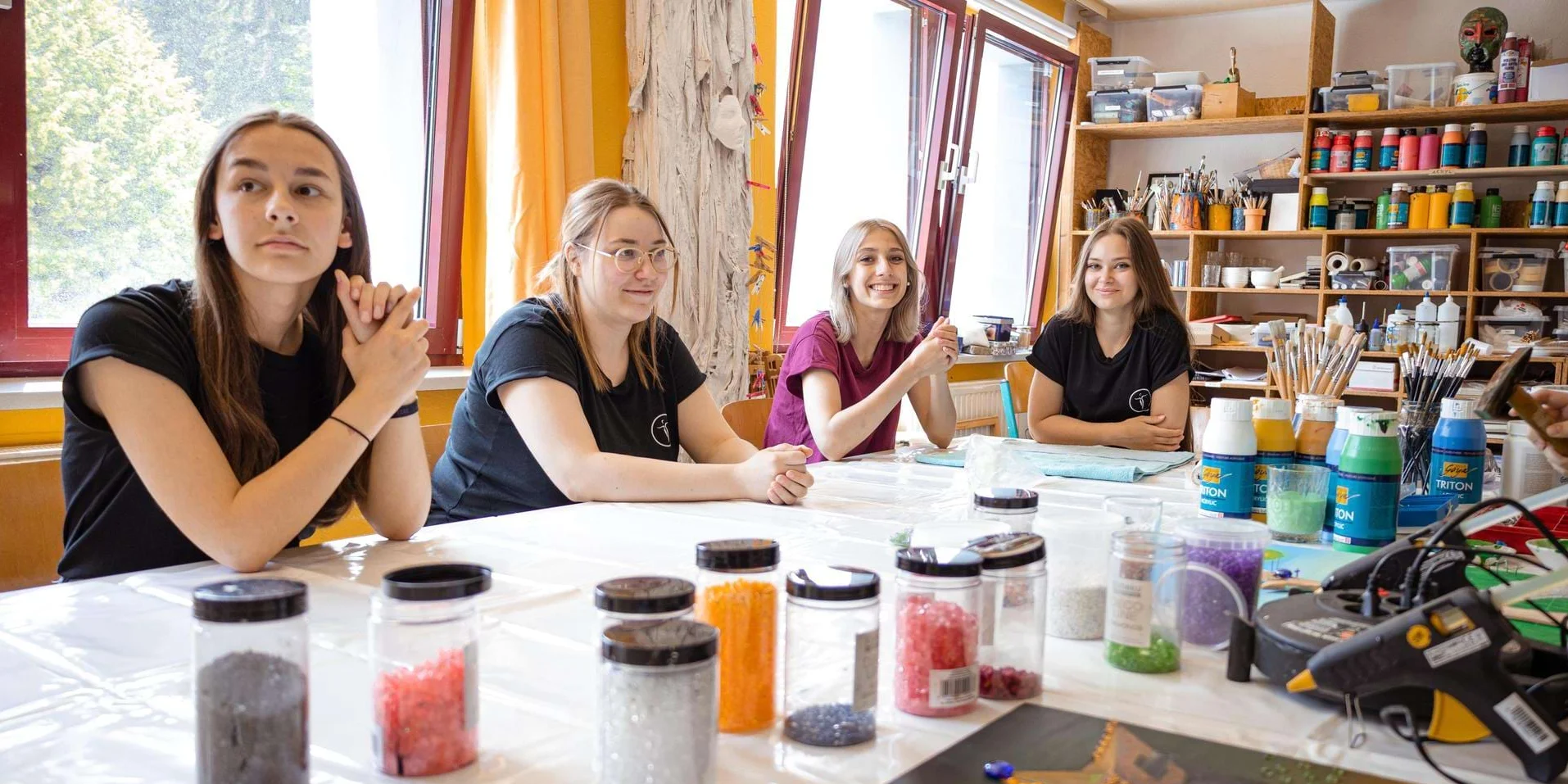 Schülerinnen der Johannesbad Medfachschule in Bad Elster sitzen in Kunstraum an Tisch Schülerinnen der Johannesbad Medfachschule in Bad Elster sitzen in Kunstraum an Tisch