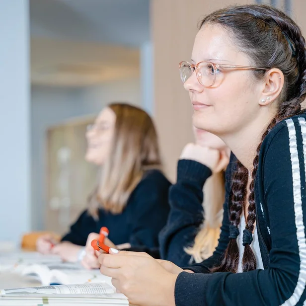Ergotherapie-Schülerin nimmt am Unterricht teil. Ergotherapie-Schülerin nimmt am Unterricht teil.