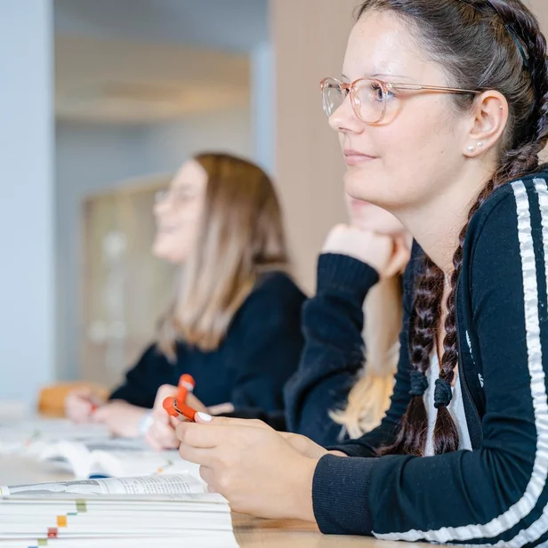 Ergotherapie-Schülerin nimmt am Unterricht teil. Ergotherapie-Schülerin nimmt am Unterricht teil.