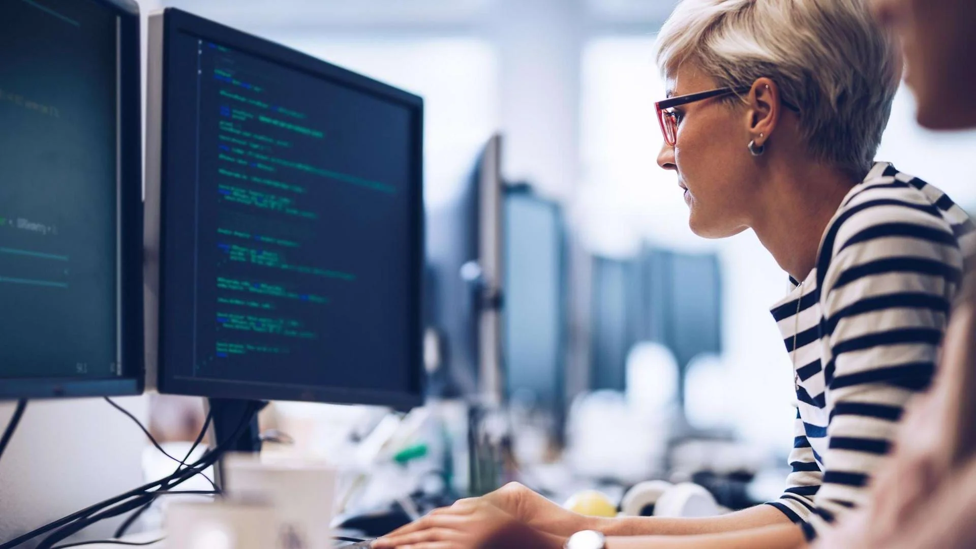 Auszubildender Fachinformatiker für Systemintegration arbeitet am Computer., Bild öffnen