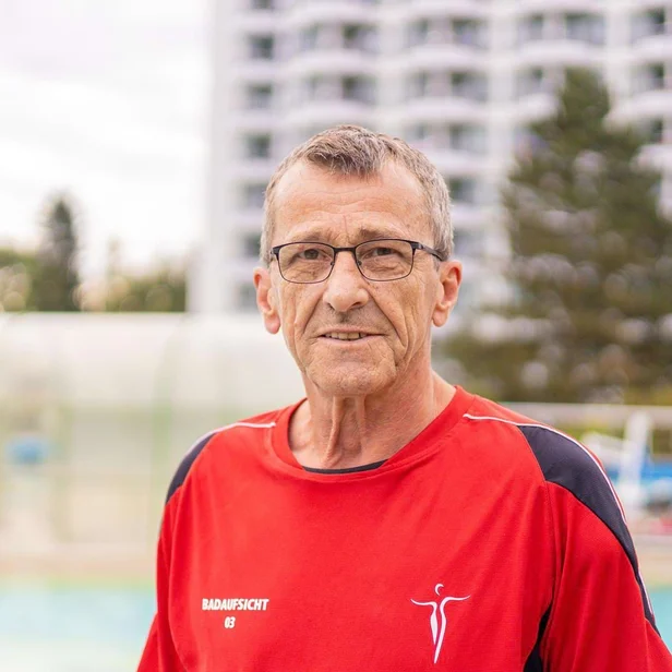 Portrait von Badeaufsicht Josef Kieweg vor einem Schwimmbecken