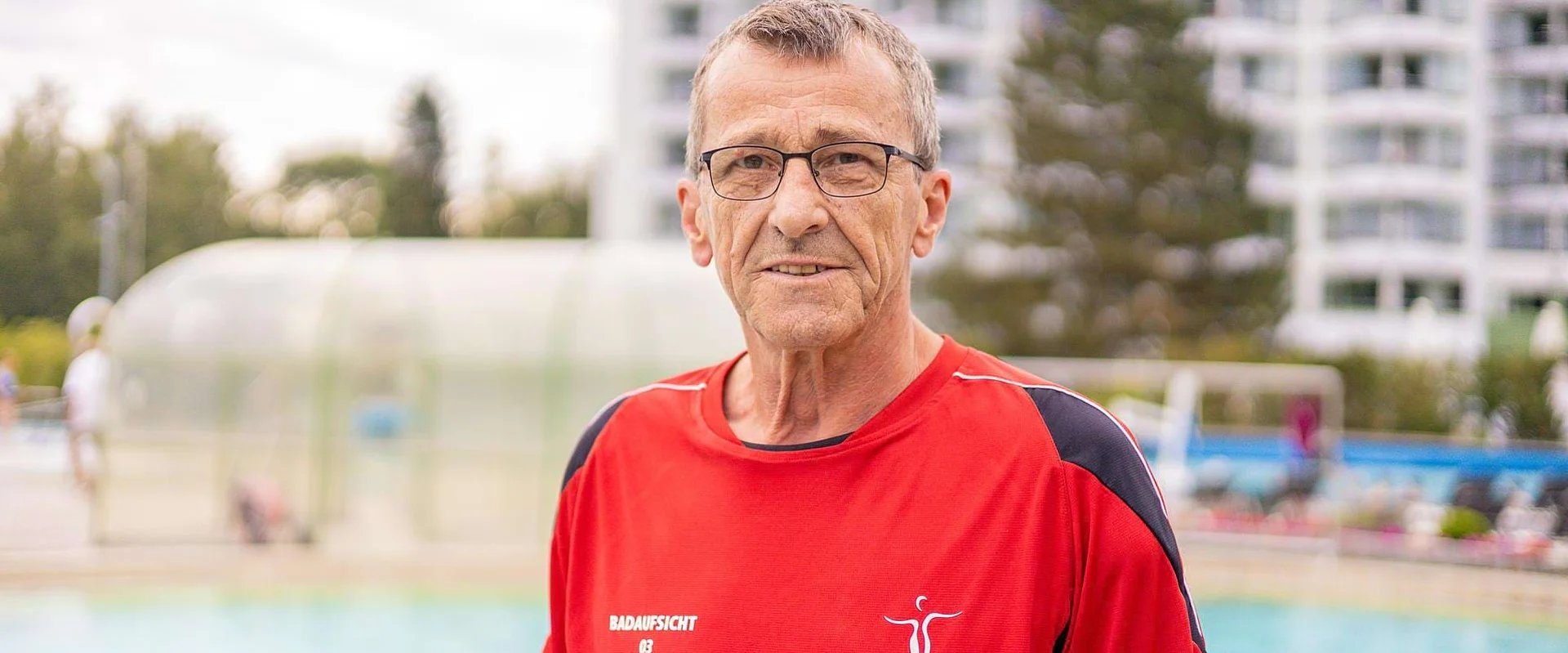 Portrait von Badeaufsicht Josef Kieweg vor einem Schwimmbecken Portrait von Badeaufsicht Josef Kieweg vor einem Schwimmbecken