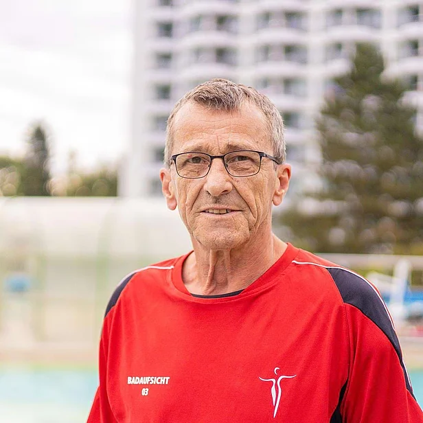 Portrait von Badeaufsicht Josef Kieweg vor einem Schwimmbecken Portrait von Badeaufsicht Josef Kieweg vor einem Schwimmbecken