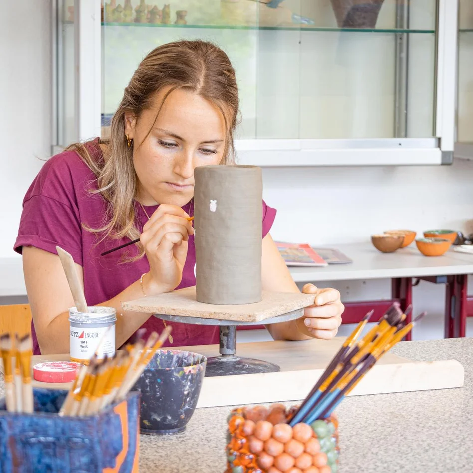 Eine Studentin im dualen Studium Therapie- und Pflegewissenschaften arbeitet im Töpferkurs handwerklich und kreativ. Eine Studentin im dualen Studium Therapie- und Pflegewissenschaften arbeitet im Töpferkurs handwerklich und kreativ.