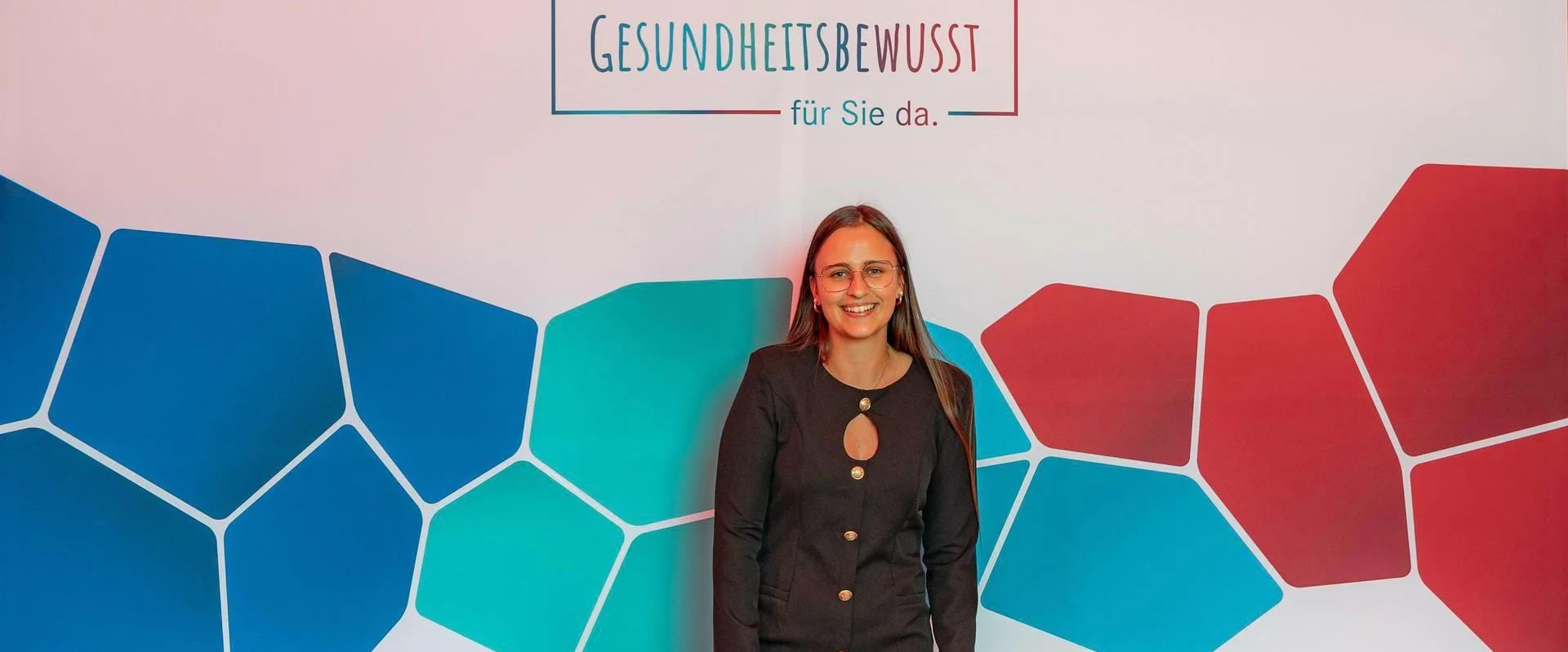 Vanessa Gerhofer steht vor einer Wand im Johannesbad-Design