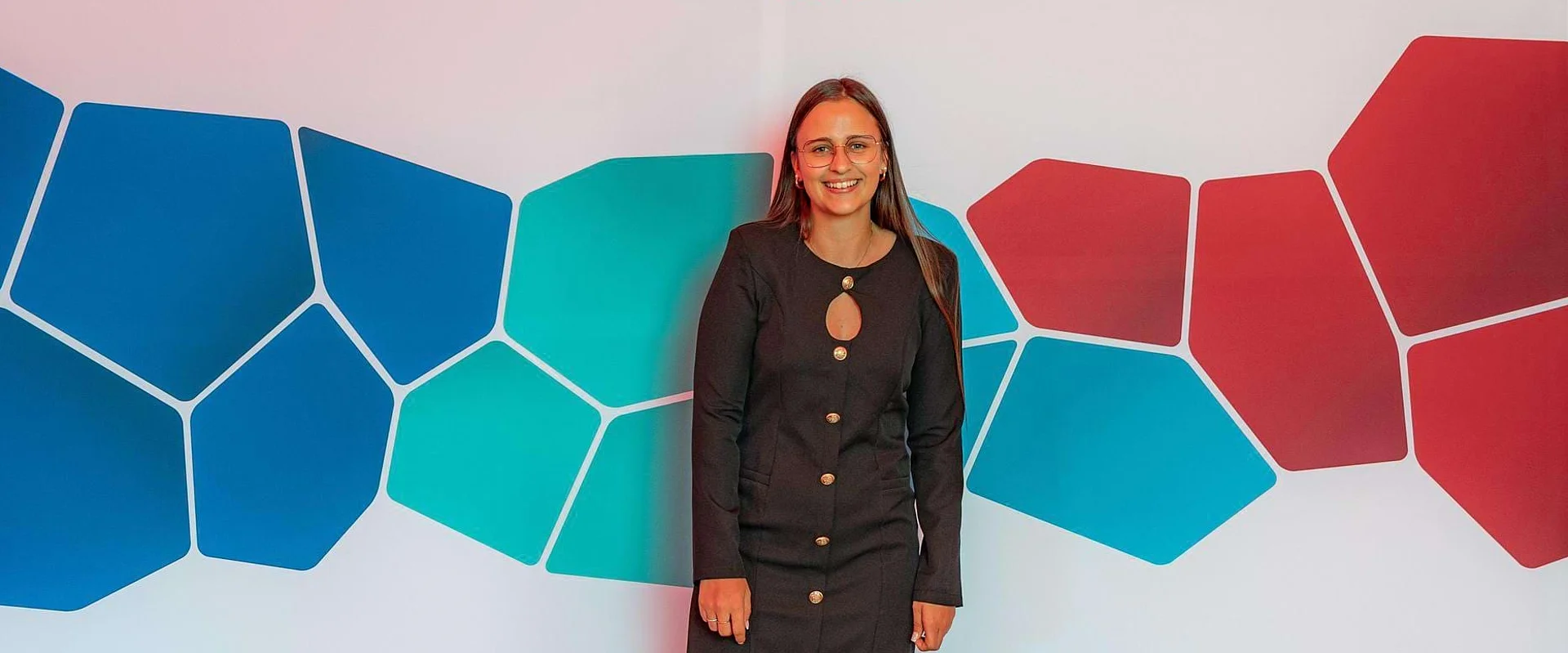 Vanessa Gerhofer steht vor einer Wand im Johannesbad-Design