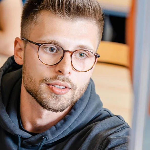 Studierende im dualen Studium Physiotherapie beschäftigen sich in der Anatomie-Vorlesung mit dem menschlichen Körper.