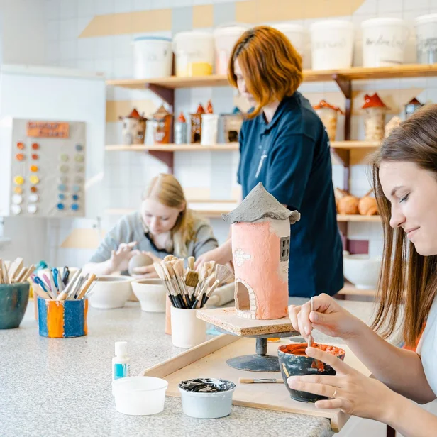 Studierende im dualen Studium Ergotherapie arbeiten im Kunstkurs kreativ und praxisnah. Studierende im dualen Studium Ergotherapie arbeiten im Kunstkurs kreativ und praxisnah.