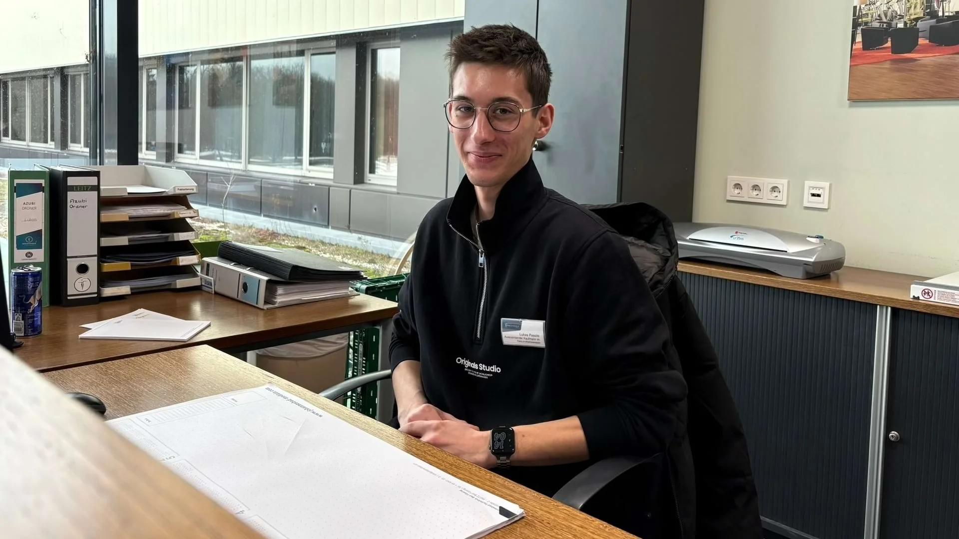 Der Auszubildende Kaufmann im Gesundheitswesen Lukas Peschl sitzt an seinem Arbeitsplatz. Der Auszubildende Kaufmann im Gesundheitswesen Lukas Peschl sitzt an seinem Arbeitsplatz.