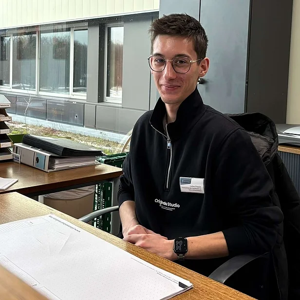 Der Auszubildende Kaufmann im Gesundheitswesen Lukas Peschl sitzt an seinem Arbeitsplatz. Der Auszubildende Kaufmann im Gesundheitswesen Lukas Peschl sitzt an seinem Arbeitsplatz.