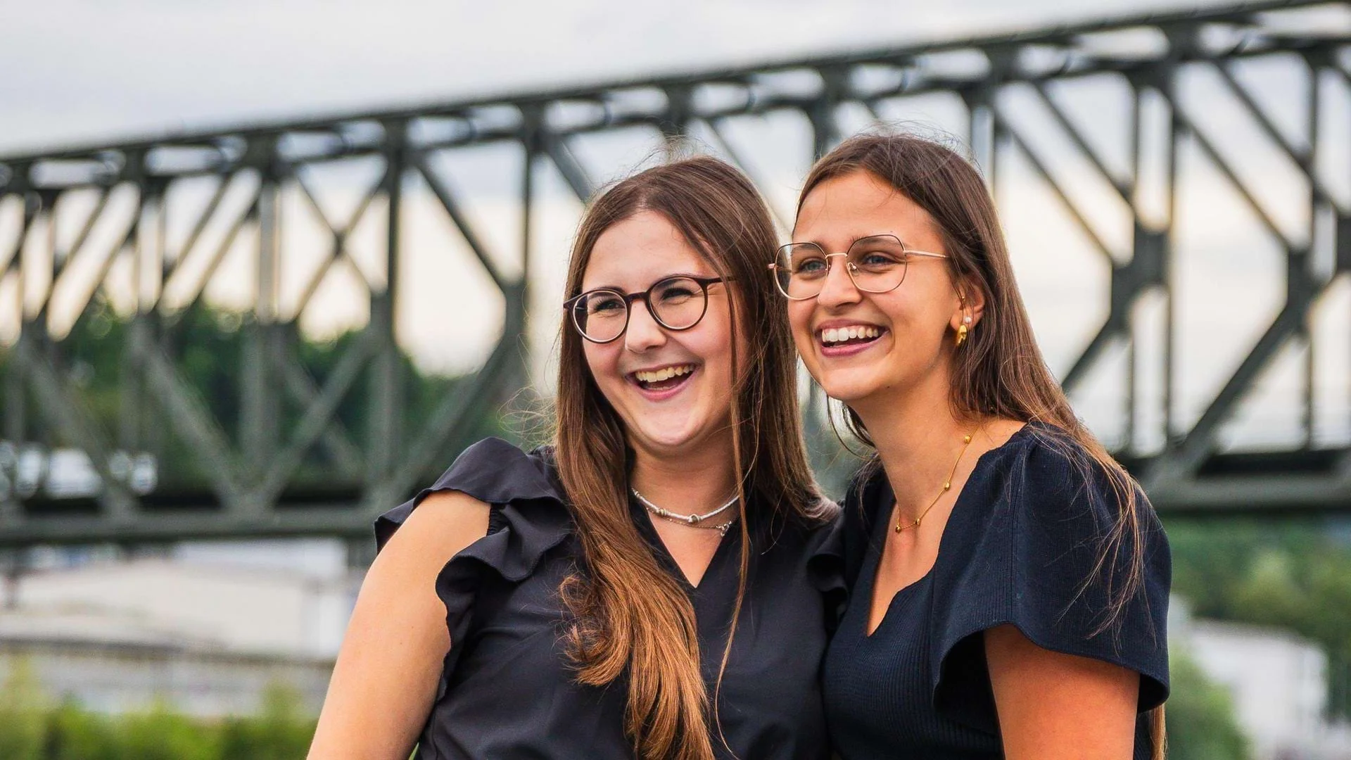 Zu sehen sind Vanessa Gerhofer und Pia Wiesenbauer, die gemeinsam lachen.