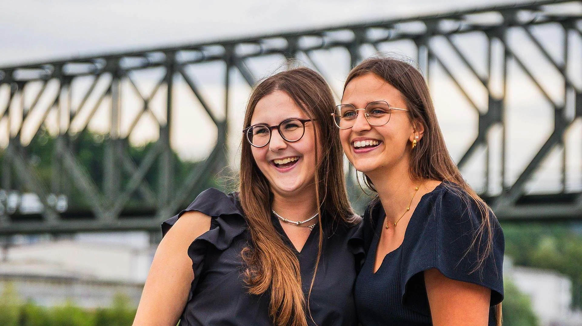 Zu sehen sind Vanessa Gerhofer und Pia Wiesenbauer, die gemeinsam lachen.