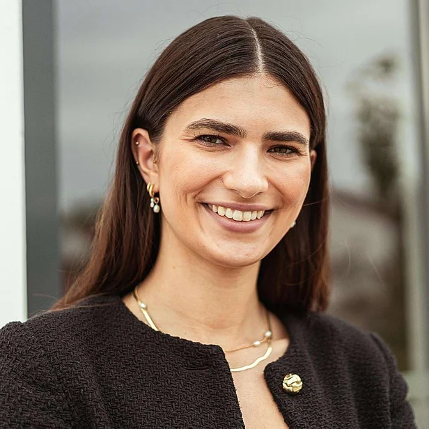 Sarah Tischler ist im Porträt zu sehen und blickt freundlich in die Kamera. Sarah Tischler ist im Porträt zu sehen und blickt freundlich in die Kamera.