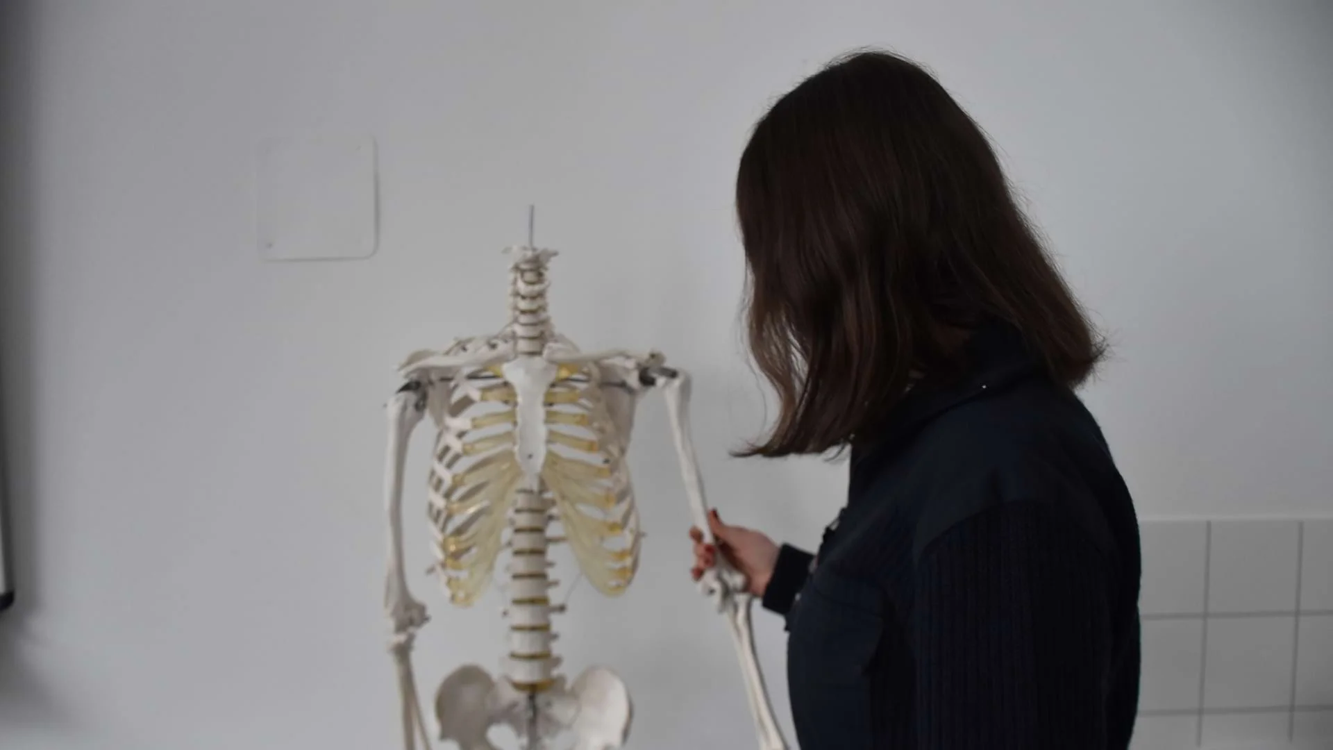 Schülerin Ida Voigt neben einem Skelett