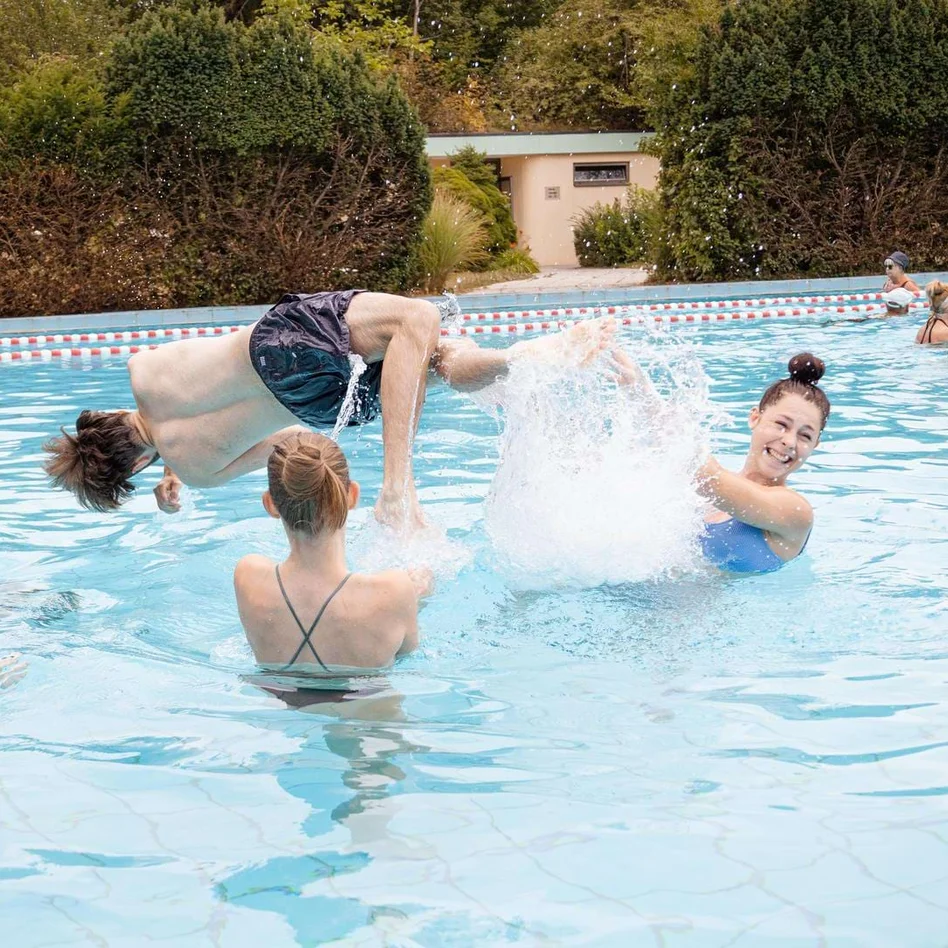 Schüler der Ausbildung zum Masseur und medizinischen Bademeister toben im Wasser. Schüler der Ausbildung zum Masseur und medizinischen Bademeister toben im Wasser.