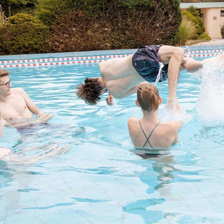 Schüler der Ausbildung zum Masseur und medizinischen Bademeister toben im Wasser.