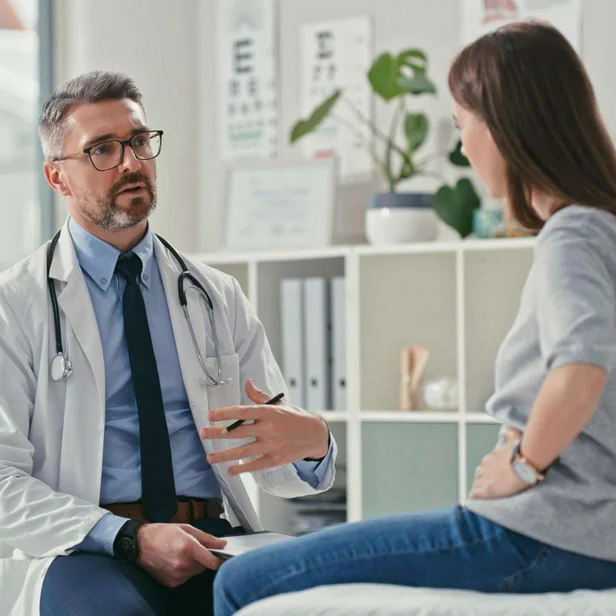 Ärztestellen Chefarzt im Gespräch mit Patientin