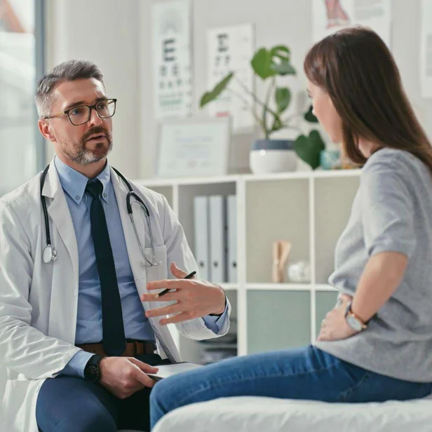 Ärztestellen Chefarzt im Gespräch mit Patientin