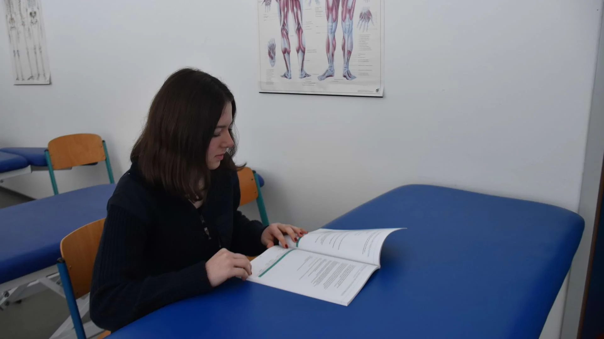Schülerin Ida Voigt liest in einem Lehrbuch