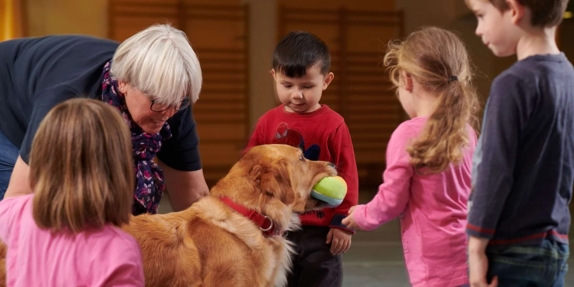 Therapeutin der Johannesbad Fachklinik Hochsauerland in tiergestützter Therapie mit Therapiehund und Kindern Therapeutin der Johannesbad Fachklinik Hochsauerland in tiergestützter Therapie mit Therapiehund und Kindern