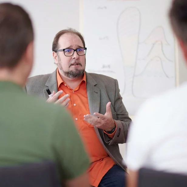 Psychologe leitet ein Gruppengespräch mit mehreren Teilnehmern. Psychologe leitet ein Gruppengespräch mit mehreren Teilnehmern.