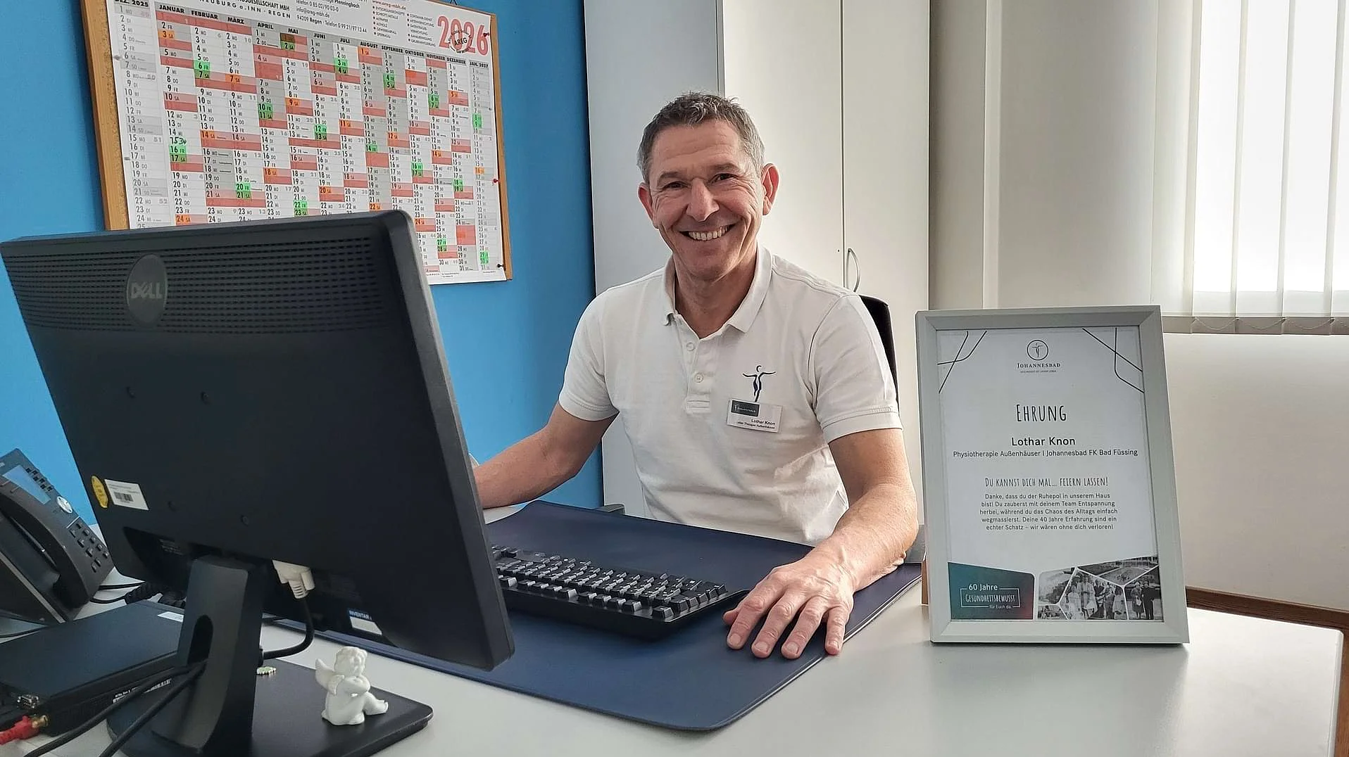 Der Teamleiter Wohlfühlwelt Lothar Knon sitzt im Büro am Schreibtisch. Der Teamleiter Wohlfühlwelt Lothar Knon sitzt im Büro am Schreibtisch.