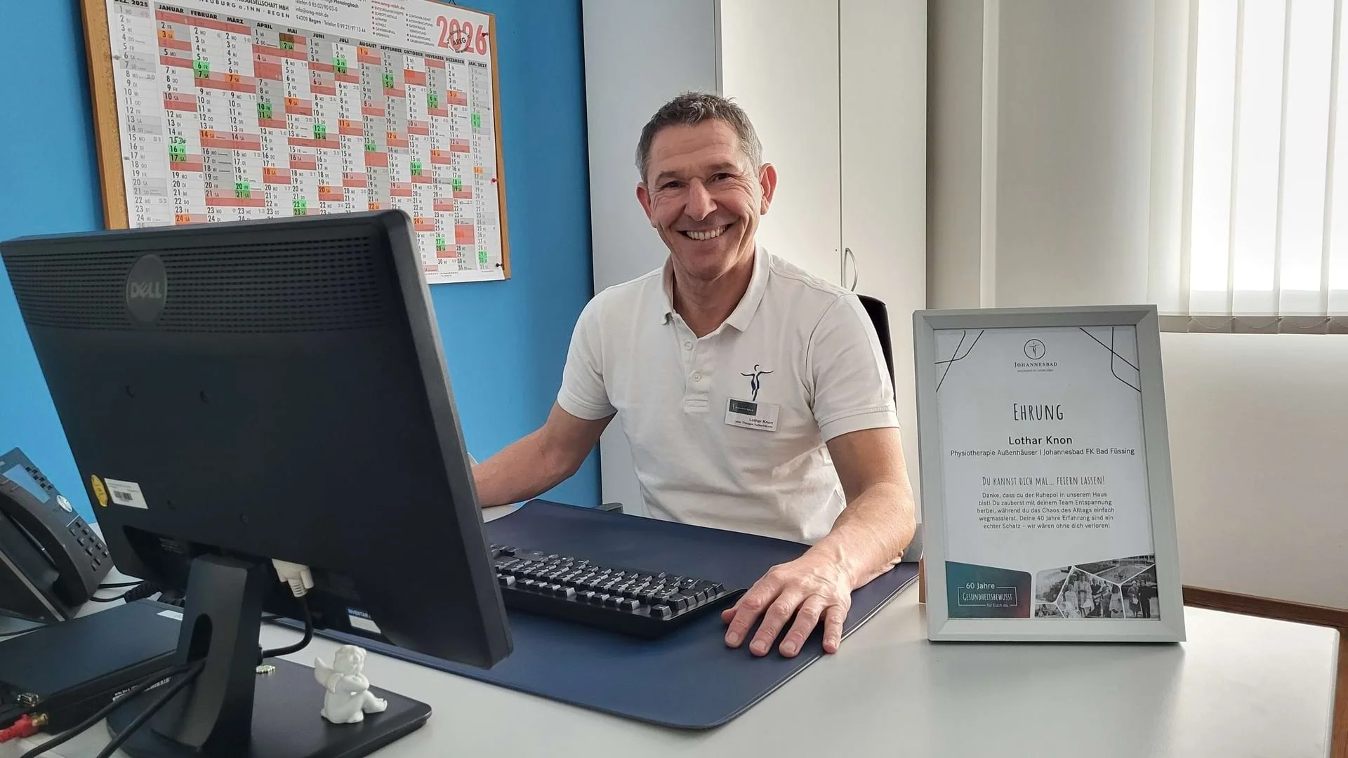 Der Teamleiter Wohlfühlwelt Lothar Knon sitzt im Büro am Schreibtisch.