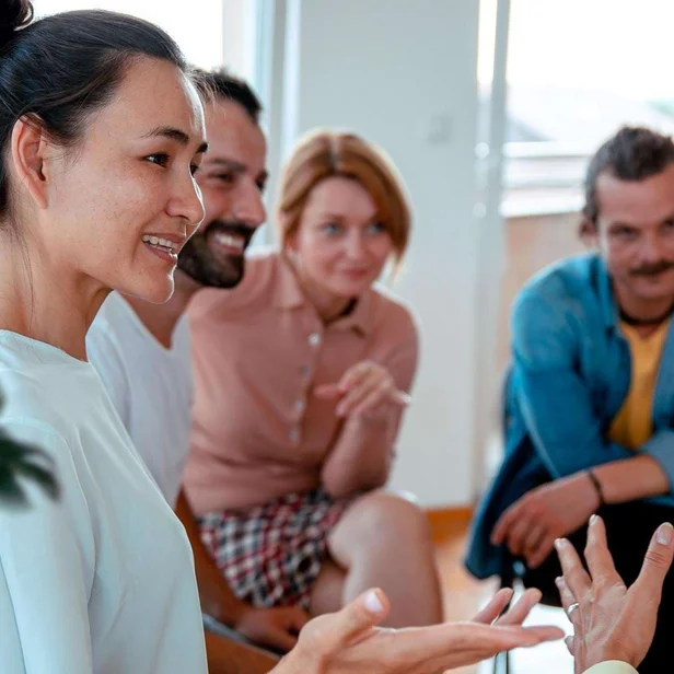 Psychologische Psychotherapeutin führt ein Gruppengespräch mit mehreren Personen. Psychologische Psychotherapeutin führt ein Gruppengespräch mit mehreren Personen.